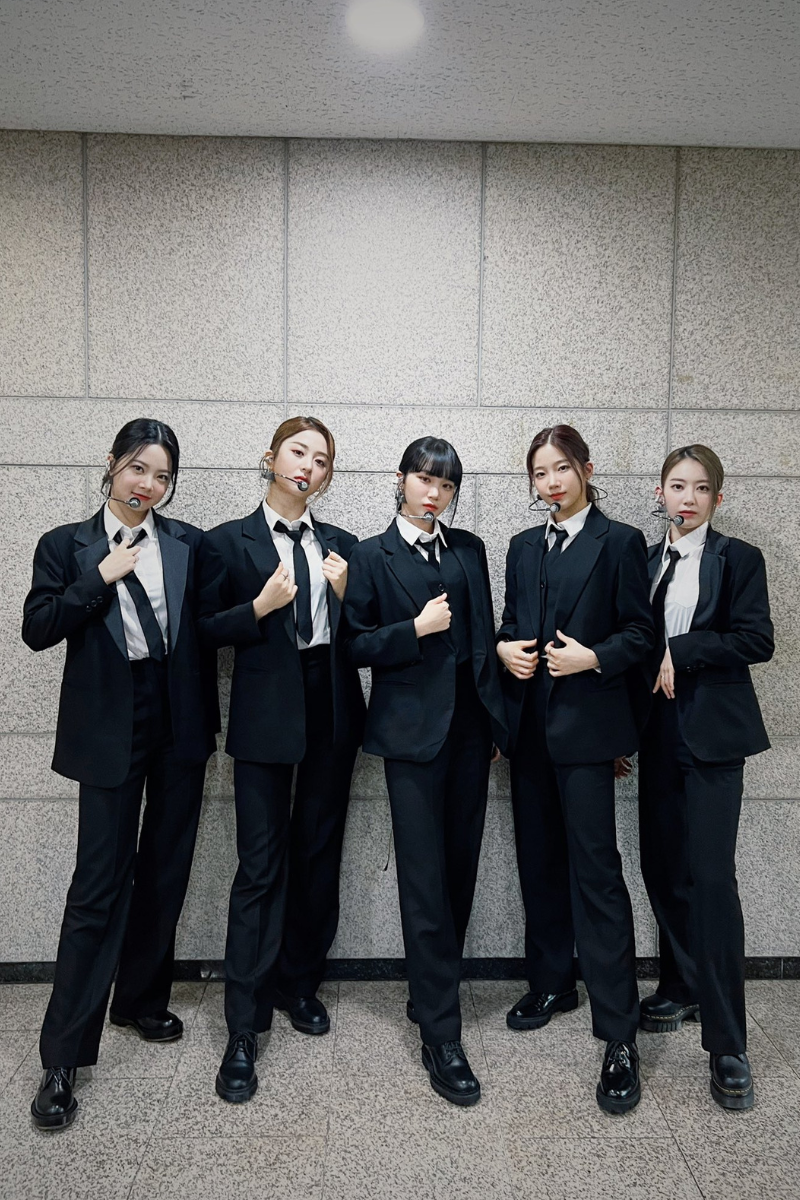 LE SSERAFIM in black suits.